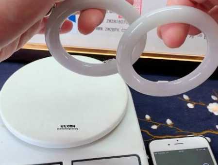 一杯水鉴别翡翠真假：简单实用的科学方法