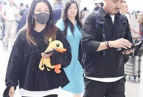 刁磊个人资料揭秘：从摇滚鼓手到何洁丈夫的故事